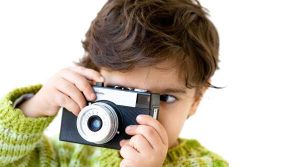Un enfant adroit avec son appareil photo !